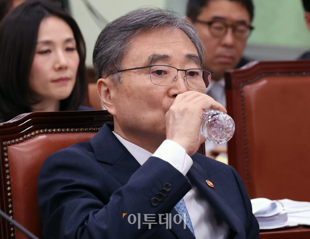 ▲조현 외교부 장관이 20일 서울 여의도 국회에서 열린 외교통일위원회 전체회의에서 물을 마시고 있다. 고이란 기자 photoeran@