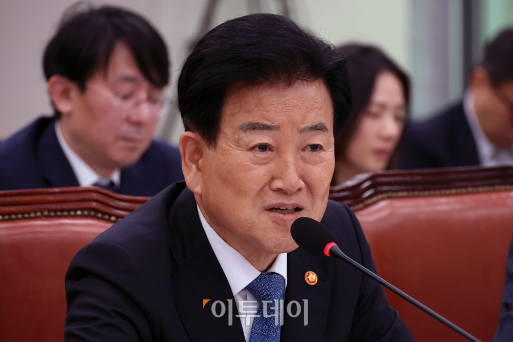 ▲정동영 통일부 장관이 20일 서울 여의도 국회에서 열린 외교통일위원회 전체회의에서 의원 질의에 답변하고 있다. 고이란 기자 photoeran@