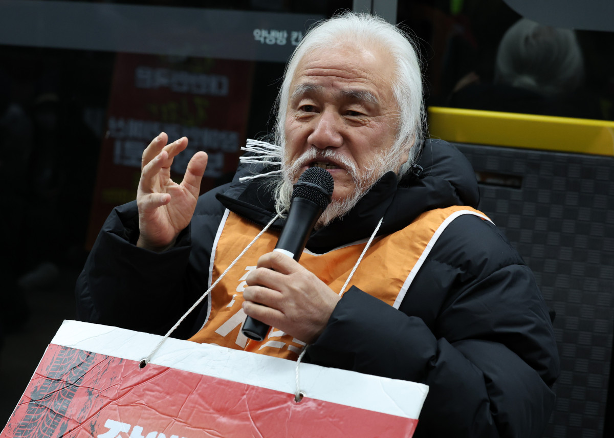 ▲박경석 전국장애인차별철폐연대(전장연) 상임공동대표가 지난해 12월 4일 오전 서울 종로구 지하철5호선 광화문역에서 열린 '제67차 출근길 지하철 탑니다' 시위에 참석해 발언을 하고 있다. (뉴시스)