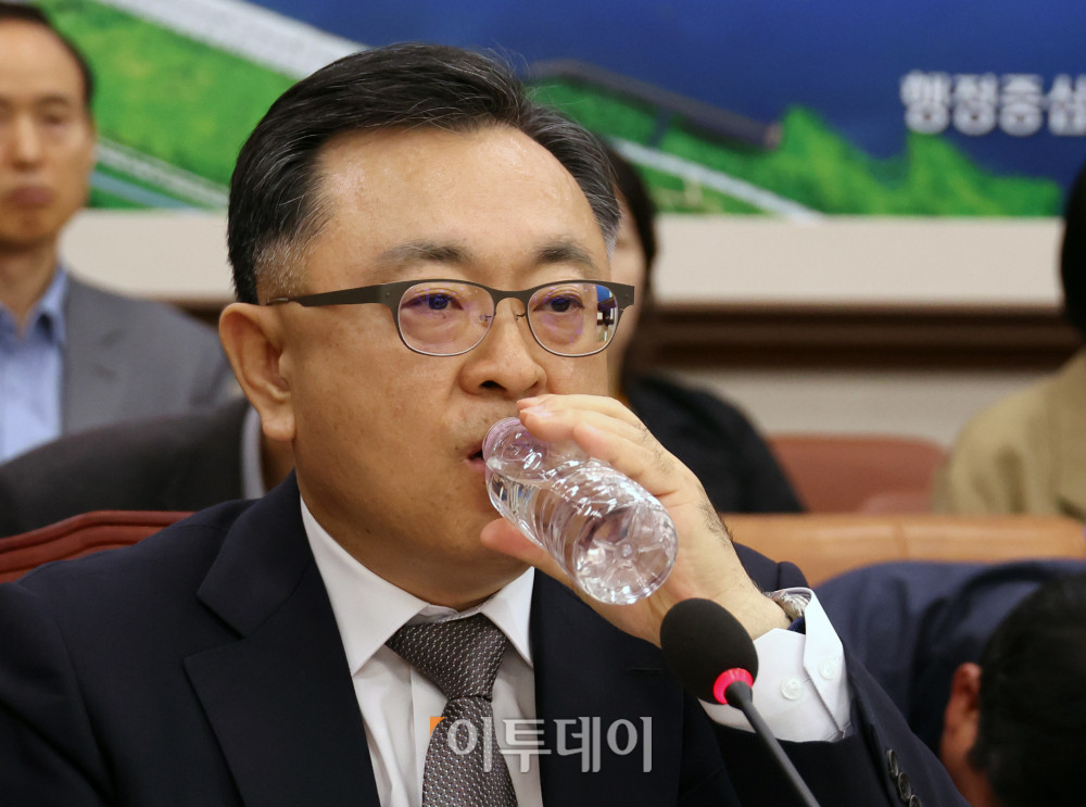 ▲김성보 서울시장 권한 대행이 20일 서울 여의도 국회 국토교통위원회 전체회의에서 열린 GTX-A 삼성역 구간 철근 누락에 대한 현안 질의에서 물을 마시고 있다. 고이란 기자 photoeran@