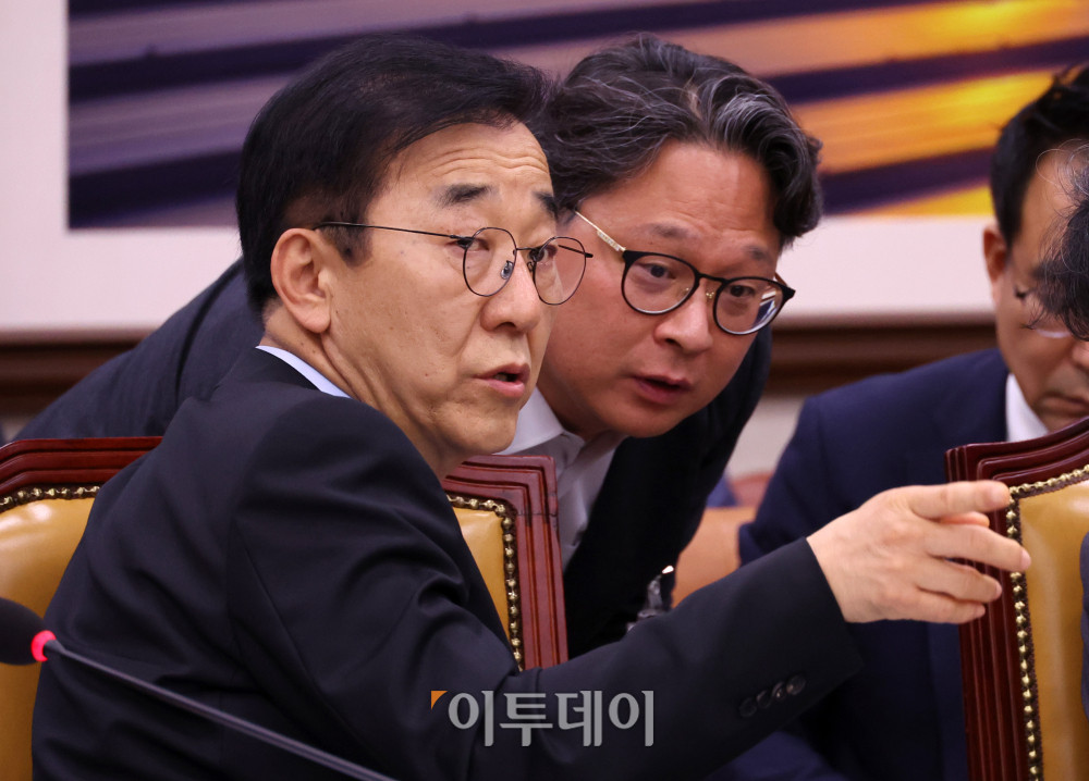 ▲김윤덕(왼쪽) 국토교통부 장관이 20일 서울 여의도 국회 국토교통위원회 전체회의에서 열린 GTX-A 삼성역 구간 철근 누락에 대한 현안 질의에서 국토부 관계자와 대화하고 있다. 고이란 기자 photoeran@