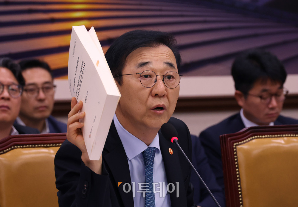▲김윤덕 국토교통부 장관이 20일 서울 여의도 국회 국토교통위원회 전체회의에서 열린 GTX-A 삼성역 구간 철근 누락에 대한 현안 질의에서 사업관리중간보고서를 들고 의원 질의에 답하고 있다. 고이란 기자 photoeran@
