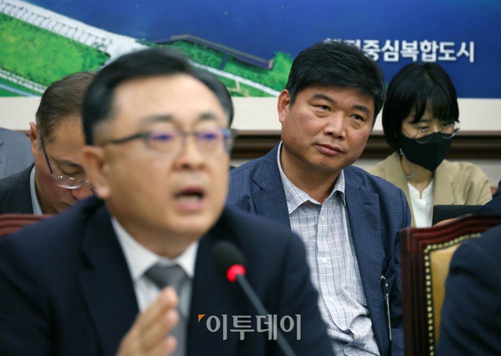 ▲김성보(왼쪽) 서울시장 권한 대행과 권순환 서울시 영동대로 복합개발 추진단장이 20일 서울 여의도 국회 국토교통위원회 전체회의에서 열린 GTX-A 삼성역 구간 철근 누락에 대한 현안 질의에 참석하고 있다. 고이란 기자 photoeran@