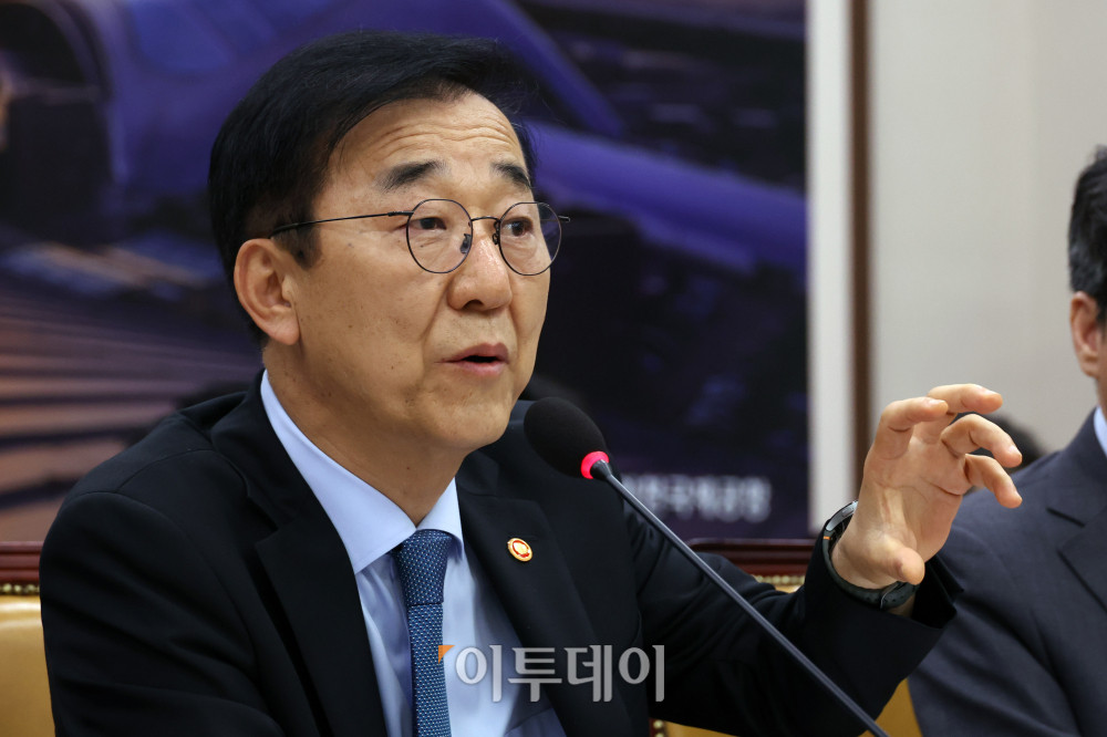 ▲김윤덕 국토교통부 장관이 20일 서울 여의도 국회 국토교통위원회 전체회의에서 열린 GTX-A 삼성역 구간 철근 누락에 대한 현안 질의에서 의원 질의에 답하고 있다. 고이란 기자 photoeran@
