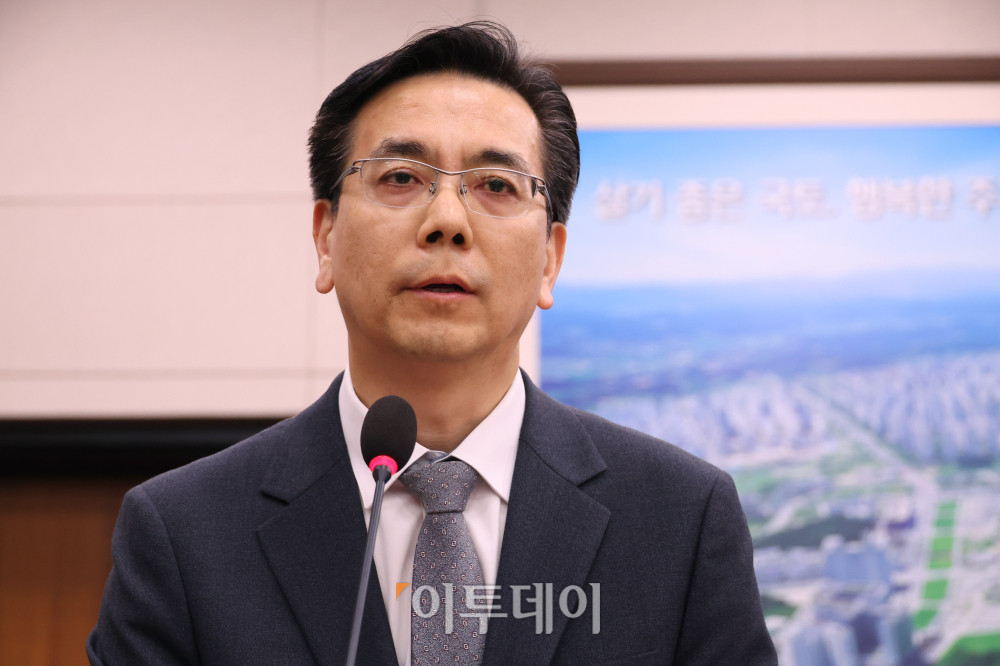 ▲이한우 현대건설 대표이사가 20일 서울 여의도 국회 국토교통위원회 전체회의에서 열린 GTX-A 삼성역 구간 철근 누락에 대한 현안 질의에서 의원 질의에 답하고 있다. 고이란 기자 photoeran@