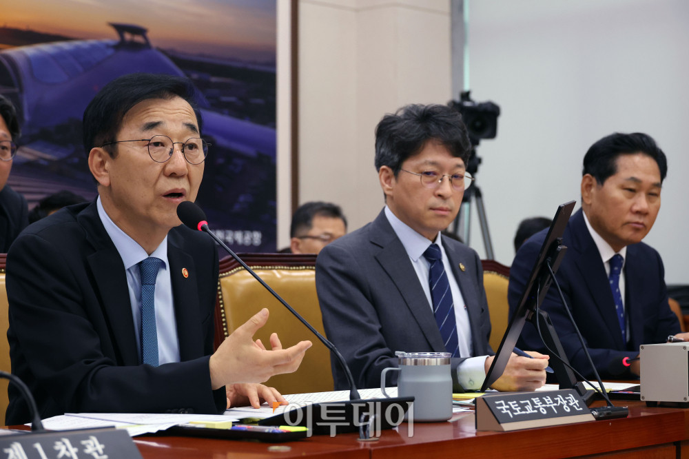 ▲김윤덕 국토교통부 장관이 20일 서울 여의도 국회 국토교통위원회 전체회의에서 열린 GTX-A 삼성역 구간 철근 누락에 대한 현안 질의에서 의원 질의에 답하고 있다. 고이란 기자 photoeran@