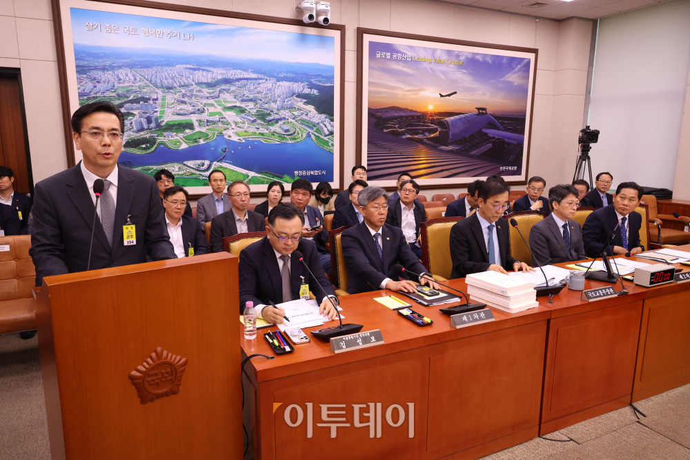 ▲이한우 현대건설 대표이사가 20일 서울 여의도 국회 국토교통위원회 전체회의에서 열린 GTX-A 삼성역 구간 철근 누락에 대한 현안 질의에서 의원 질의에 답하고 있다. 고이란 기자 photoeran@