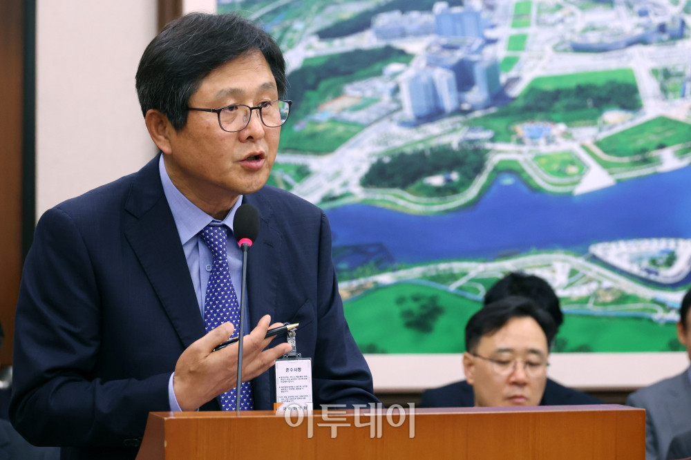 ▲최동식 삼안 대표가 20일 서울 여의도 국회 국토교통위원회 전체회의에서 열린 GTX-A 삼성역 구간 철근 누락에 대한 현안 질의에서 의원 질의에 답하고 있다. 고이란 기자 photoeran@
