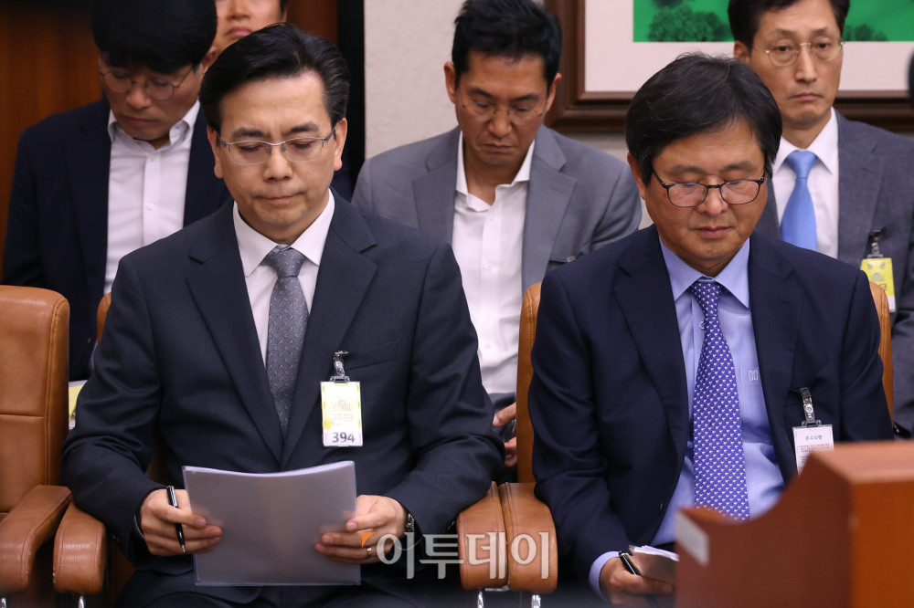 ▲20일 서울 여의도 국회 국토교통위원회 전체회의에서 열린 GTX-A 삼성역 구간 철근 누락에 대한 현안 질의에서 이한우(왼쪽) 현대건설 대표이사와 감리를 맡은 최동식 삼안 대표가 참석하고 있다. 고이란 기자 photoeran@