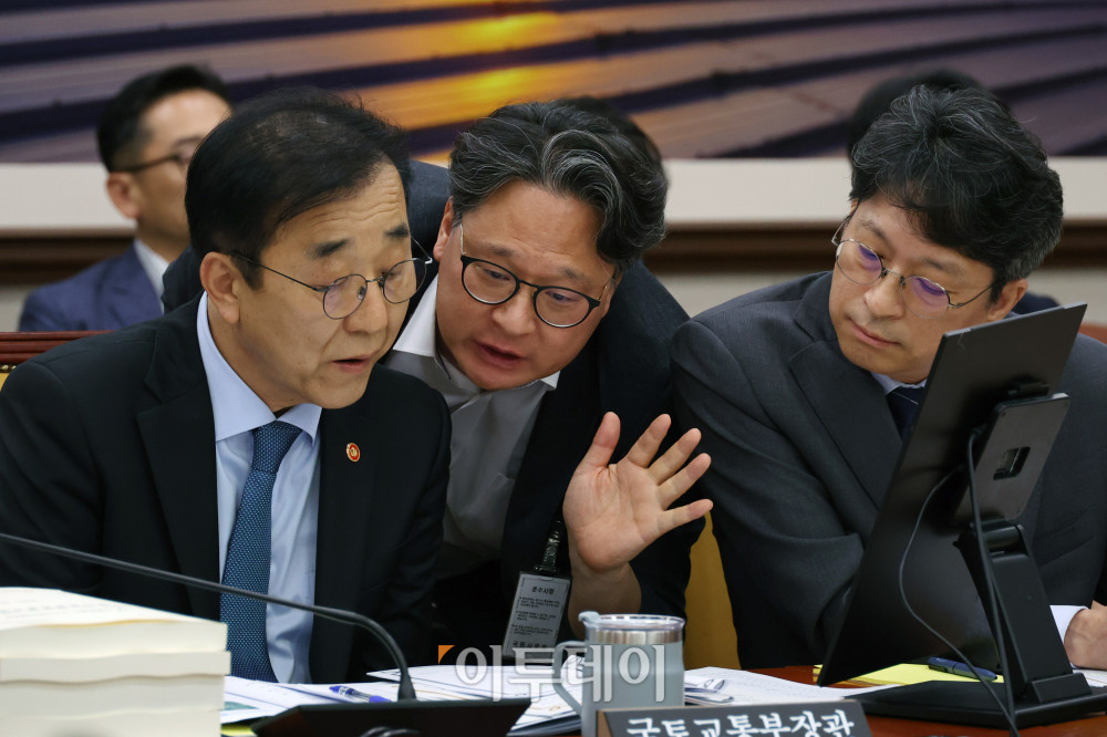 ▲김윤덕(왼쪽) 국토교통부 장관이 20일 서울 여의도 국회 국토교통위원회 전체회의에서 열린 GTX-A 삼성역 구간 철근 누락에 대한 현안 질의에서 홍지선(오른쪽) 제2차관, 국토부 관계자와 대화하고 있다. 고이란 기자 photoeran@
