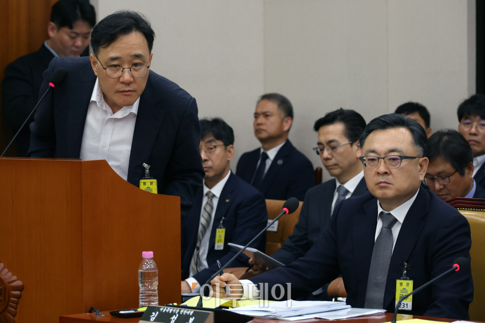 ▲김성보(오른쪽) 서울시장 권한 대행과 임춘근 서울시 도시기반시설본부장이 20일 서울 여의도 국회 국토교통위원회 전체회의에서 열린 GTX-A 삼성역 구간 철근 누락에 대한 현안 질의에서 의원 질의를 듣고 있다. 고이란 기자 photoeran@