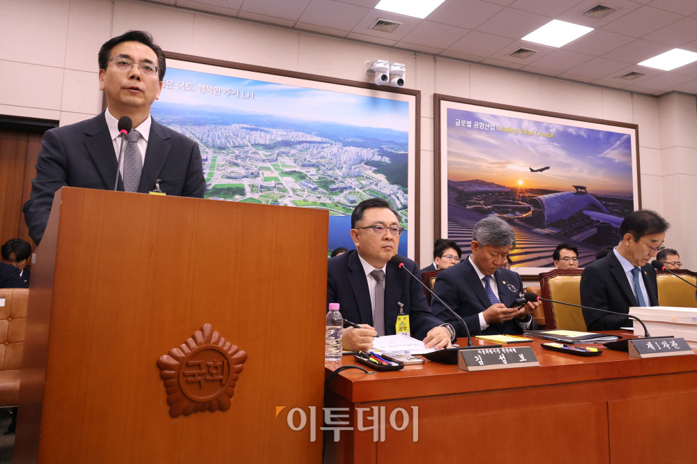 ▲이한우 현대건설 대표이사가 20일 서울 여의도 국회 국토교통위원회 전체회의에서 열린 GTX-A 삼성역 구간 철근 누락에 대한 현안 질의에서 의원 질의에 답하고 있다. 고이란 기자 photoeran@