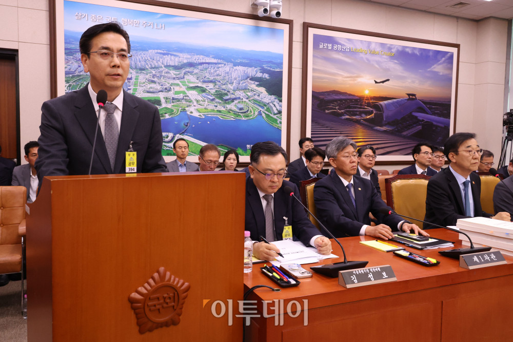 ▲이한우 현대건설 대표이사가 20일 서울 여의도 국회 국토교통위원회 전체회의에서 열린 GTX-A 삼성역 구간 철근 누락에 대한 현안 질의에서 의원 질의에 답하고 있다. 고이란 기자 photoeran@