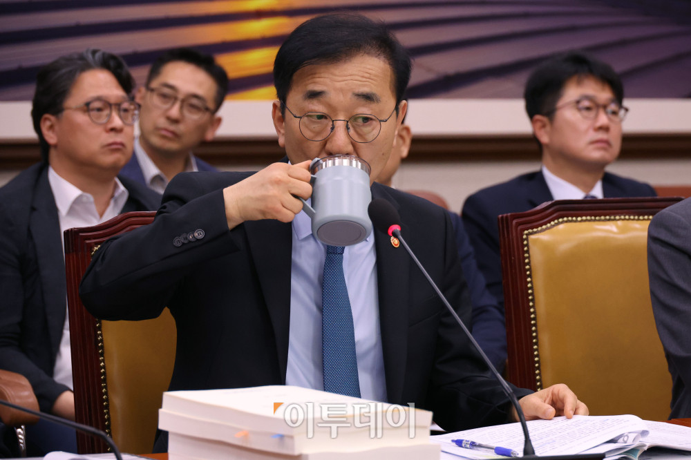 ▲김윤덕 국토교통부 장관이 20일 서울 여의도 국회 국토교통위원회 전체회의에서 열린 GTX-A 삼성역 구간 철근 누락에 대한 현안 질의에서 물을 마시고 있다. 고이란 기자 photoeran@