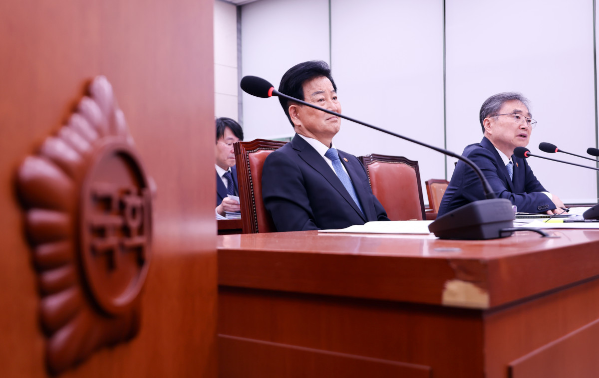 ▲조현 외교부 장관(오른쪽)이 20일 국회에서 열린 외교통일위원회 전체회의에서 호르무즈 해협에서 발생한 HMM 나무호의 피격 사건과 관련한 현안 질의에 답하고 있다. 왼쪽은 정동영 통일부 장관. (연합뉴스)