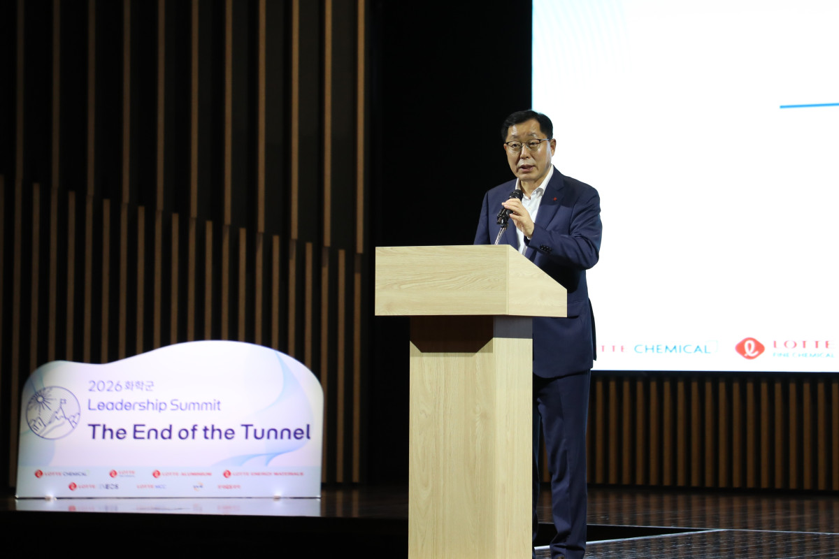 ▲이영준 롯데화학군 총괄대표가 2026 리더십 서밋에서 임직원들에게 격려사를 전달하고 있다. (사진제공=롯데케미칼)