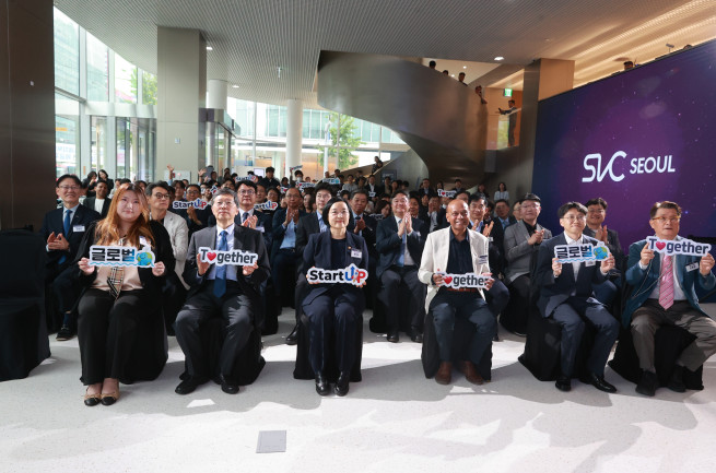 ▲한성숙 중소벤처기업부 장관이 20일 서울특별시 스타트업벤처 캠퍼스 서울(SVC Seoul)에서 열린 APEC 스타트업 얼라이언스(APEC Startup Alliance, ASTAA)에서 참석자들과 기념촬영을 하고있다. (사진제공=중소벤처기업부)