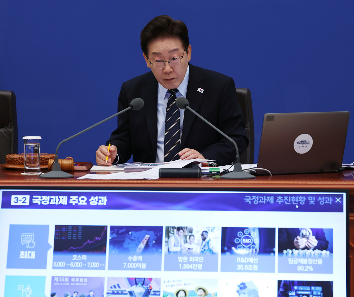 ▲이재명 대통령이 20일 청와대에서 열린 국무회의 겸 비상경제점검회의에서 각 부처 국정성과 보고를 듣고 있다. (연합뉴스)