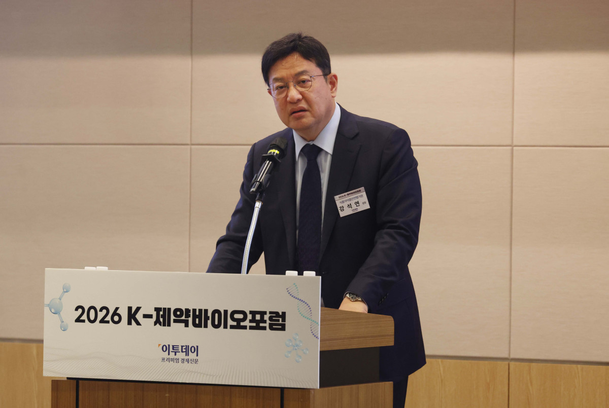 ▲강석연 식품의약품안전평가원 원장이 20일 서울 여의도 FKI타워 컨퍼런스센터에서 열린 ‘2026 K-제약바이오포럼’에서 축사를 하고 있다. 이투데이는 ‘자라나라 머리머리’ 탈모인구 1000만명 시대, 삶의 질 높이는 올바른 탈모 관리를 주제로 마련한 이번 포럼을 통해 개인의 삶의 질과 연관된 탈모를 질환으로 인식하고, 의학적 접근을 통한 조기 진단과 치료 및 관리라는 패러다임의 전환을 제안한다. 또한 탈모를 개인의 고통이 아닌 공동체의 건강 이슈로 확장하고 규제와 산업이 조화를 이루는 미래 비전을 모색한다. 신태현 기자 holjjak@