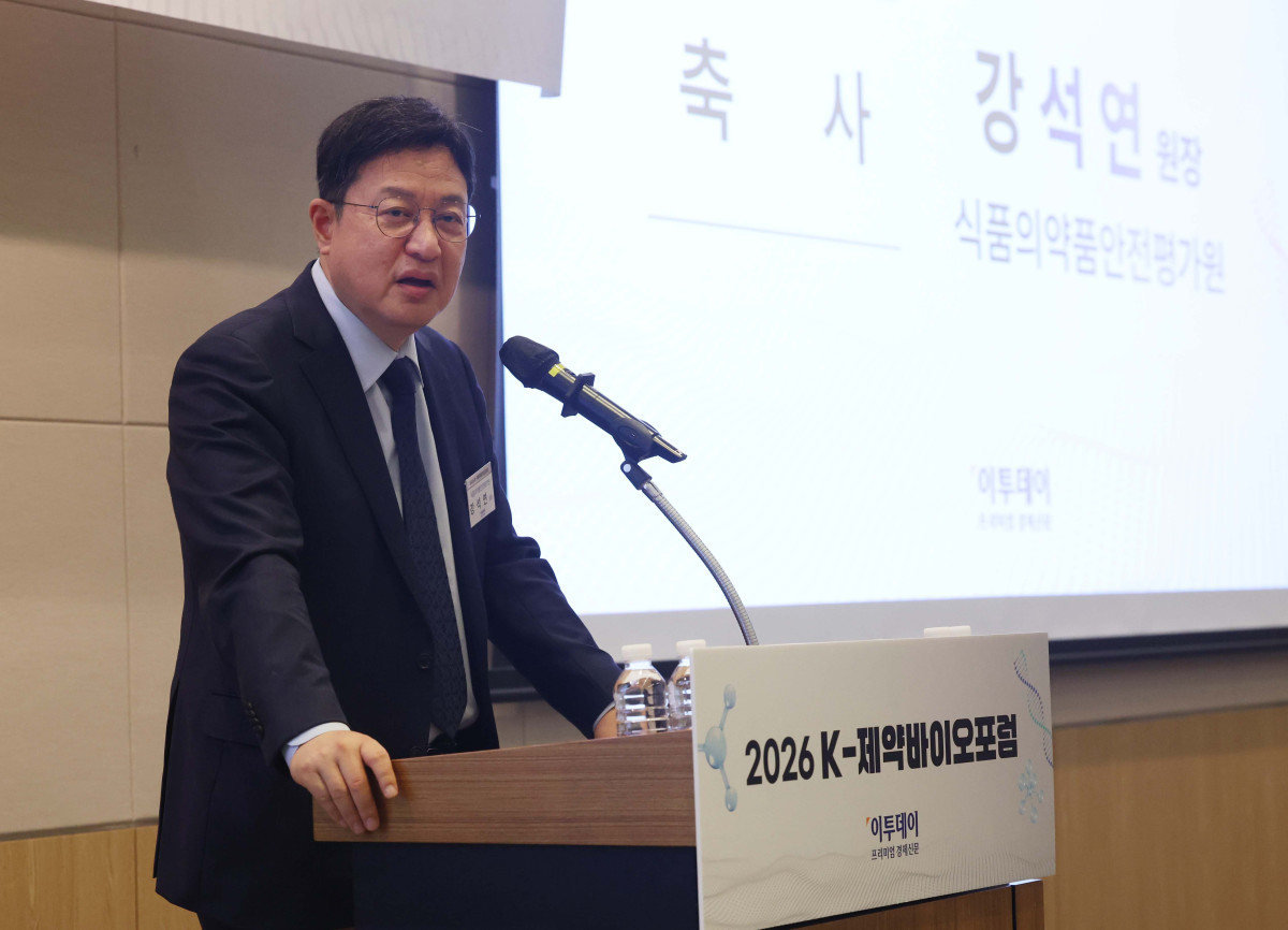 ▲강석연 식품의약품안전평가원 원장이 20일 서울 여의도 FKI타워 컨퍼런스센터에서 열린 ‘2026 K-제약바이오포럼’에서 축사를 하고 있다. 이투데이는 ‘자라나라 머리머리’ 탈모인구 1000만명 시대, 삶의 질 높이는 올바른 탈모 관리를 주제로 마련한 이번 포럼을 통해 개인의 삶의 질과 연관된 탈모를 질환으로 인식하고, 의학적 접근을 통한 조기 진단과 치료 및 관리라는 패러다임의 전환을 제안한다. 또한 탈모를 개인의 고통이 아닌 공동체의 건강 이슈로 확장하고 규제와 산업이 조화를 이루는 미래 비전을 모색한다. 신태현 기자 holjjak@