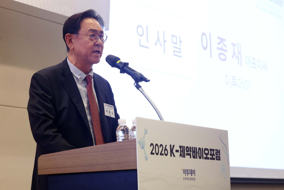 ▲이종재 이투데이 대표이사 부회장이 20일 서울 여의도 FKI타워 컨퍼런스센터에서 열린 ‘2026 K-제약바이오포럼’에서 인사말을 하고 있다. 이투데이는 ‘자라나라 머리머리’ 탈모인구 1000만명 시대, 삶의 질 높이는 올바른 탈모 관리를 주제로 마련한 이번 포럼을 통해 개인의 삶의 질과 연관된 탈모를 질환으로 인식하고, 의학적 접근을 통한 조기 진단과 치료 및 관리라는 패러다임의 전환을 제안한다. 또한 탈모를 개인의 고통이 아닌 공동체의 건강 이슈로 확장하고 규제와 산업이 조화를 이루는 미래 비전을 모색한다. 신태현 기자 holjjak@