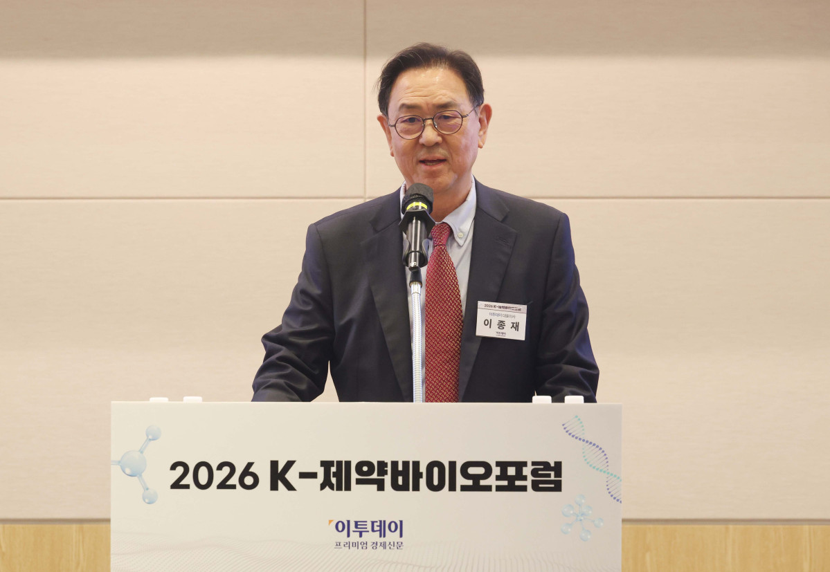 ▲이종재 이투데이 대표이사 부회장이 20일 서울 여의도 FKI타워 컨퍼런스센터에서 열린 ‘2026 K-제약바이오포럼’에서 인사말을 하고 있다. 이투데이는 ‘자라나라 머리머리’ 탈모인구 1000만명 시대, 삶의 질 높이는 올바른 탈모 관리를 주제로 마련한 이번 포럼을 통해 개인의 삶의 질과 연관된 탈모를 질환으로 인식하고, 의학적 접근을 통한 조기 진단과 치료 및 관리라는 패러다임의 전환을 제안한다. 또한 탈모를 개인의 고통이 아닌 공동체의 건강 이슈로 확장하고 규제와 산업이 조화를 이루는 미래 비전을 모색한다. 신태현 기자 holjjak@
