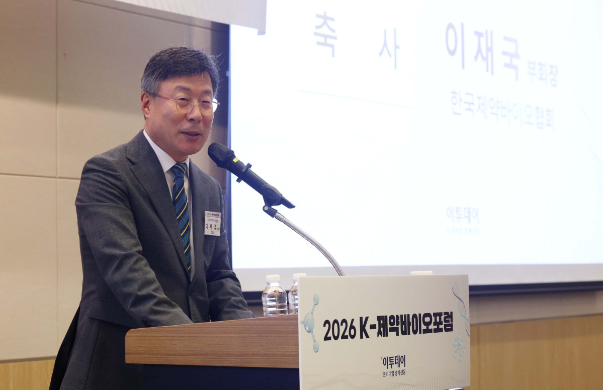 ▲이재국 한국제약바이오협회 부회장이 20일 서울 여의도 FKI타워 컨퍼런스센터에서 열린 ‘2026 K-제약바이오포럼’에서 축사를 하고 있다. 이투데이는 ‘자라나라 머리머리’ 탈모인구 1000만명 시대, 삶의 질 높이는 올바른 탈모 관리를 주제로 마련한 이번 포럼을 통해 개인의 삶의 질과 연관된 탈모를 질환으로 인식하고, 의학적 접근을 통한 조기 진단과 치료 및 관리라는 패러다임의 전환을 제안한다. 또한 탈모를 개인의 고통이 아닌 공동체의 건강 이슈로 확장하고 규제와 산업이 조화를 이루는 미래 비전을 모색한다. 신태현 기자 holjjak@