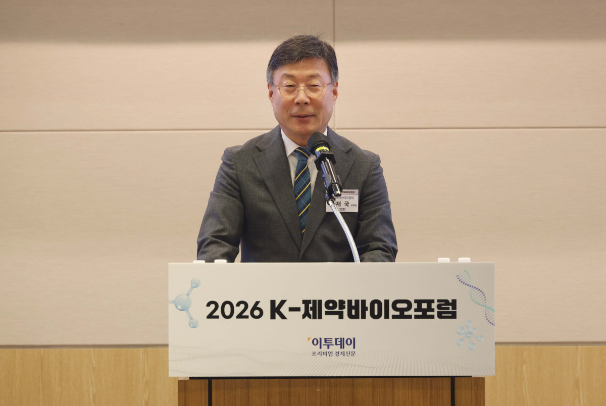 ▲이재국 한국제약바이오협회 부회장이 20일 서울 여의도 FKI타워 컨퍼런스센터에서 열린 ‘2026 K-제약바이오포럼’에서 축사를 하고 있다. 이투데이는 ‘자라나라 머리머리’ 탈모인구 1000만명 시대, 삶의 질 높이는 올바른 탈모 관리를 주제로 마련한 이번 포럼을 통해 개인의 삶의 질과 연관된 탈모를 질환으로 인식하고, 의학적 접근을 통한 조기 진단과 치료 및 관리라는 패러다임의 전환을 제안한다. 또한 탈모를 개인의 고통이 아닌 공동체의 건강 이슈로 확장하고 규제와 산업이 조화를 이루는 미래 비전을 모색한다. 신태현 기자 holjjak@