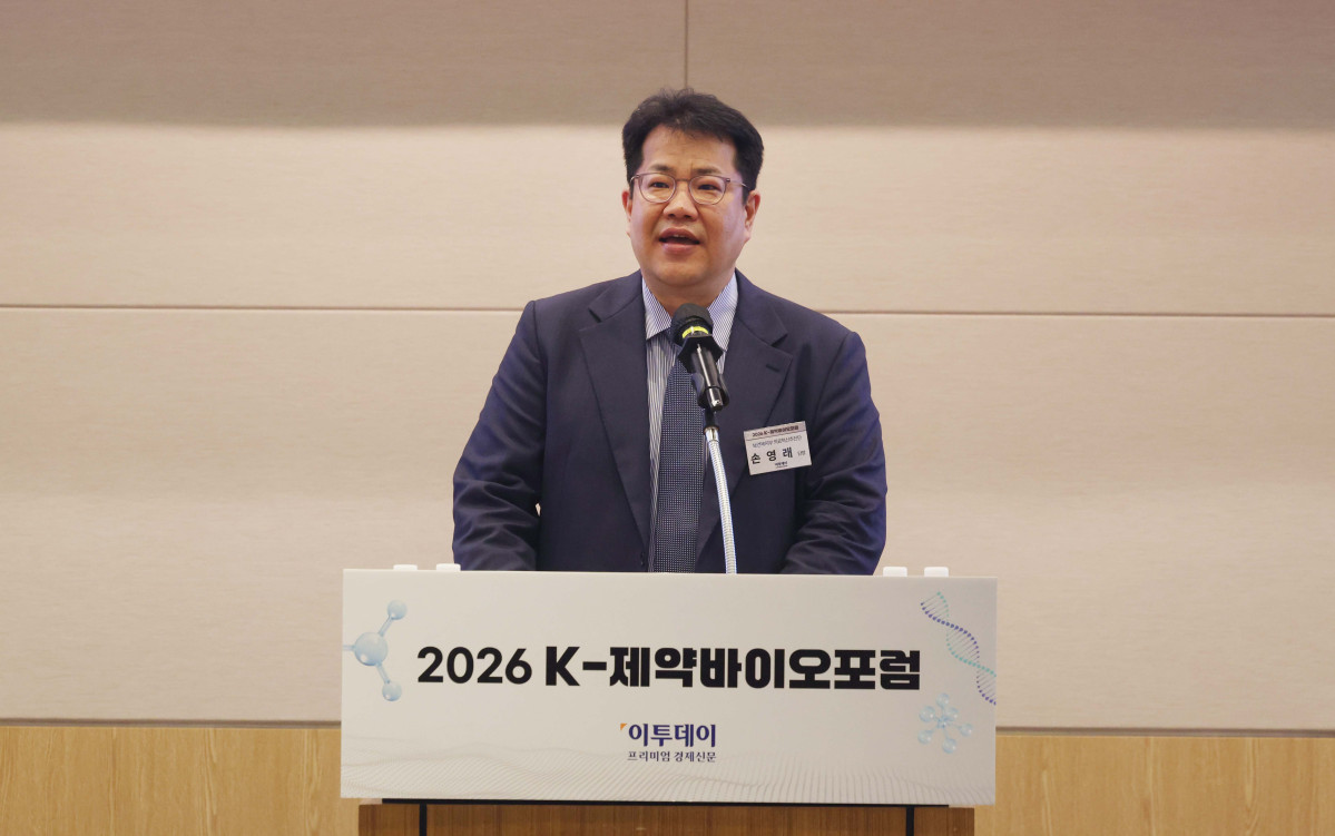 ▲손영래 보건복지부 의료혁신추진단장이 20일 서울 여의도 FKI타워 컨퍼런스센터에서 열린 ‘2026 K-제약바이오포럼’에서 축사를 하고 있다. 이투데이는 ‘자라나라 머리머리’ 탈모인구 1000만명 시대, 삶의 질 높이는 올바른 탈모 관리를 주제로 마련한 이번 포럼을 통해 개인의 삶의 질과 연관된 탈모를 질환으로 인식하고, 의학적 접근을 통한 조기 진단과 치료 및 관리라는 패러다임의 전환을 제안한다. 또한 탈모를 개인의 고통이 아닌 공동체의 건강 이슈로 확장하고 규제와 산업이 조화를 이루는 미래 비전을 모색한다. 신태현 기자 holjjak@