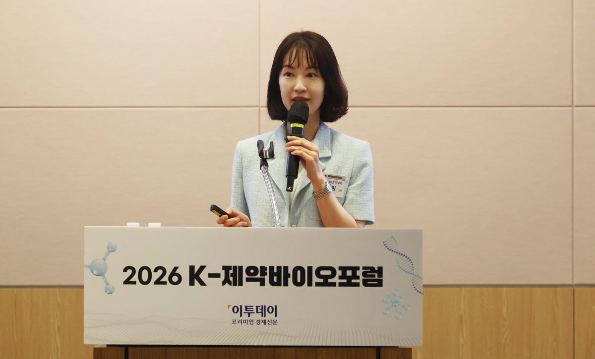 ▲신정원 분당서울대병원 피부과 교수가 20일 서울 여의도 FKI타워 컨퍼런스센터에서 열린 ‘2026 K-제약바이오포럼’에서 ‘슬기로운 탈모관리 생활-탈모 치료 A to Z’를 주제로 강연하고 있다. 이투데이는 ‘자라나라 머리머리’ 탈모인구 1000만명 시대, 삶의 질 높이는 올바른 탈모 관리를 주제로 마련한 이번 포럼을 통해 개인의 삶의 질과 연관된 탈모를 질환으로 인식하고, 의학적 접근을 통한 조기 진단과 치료 및 관리라는 패러다임의 전환을 제안한다. 또한 탈모를 개인의 고통이 아닌 공동체의 건강 이슈로 확장하고 규제와 산업이 조화를 이루는 미래 비전을 모색한다. 신태현 기자 holjjak@