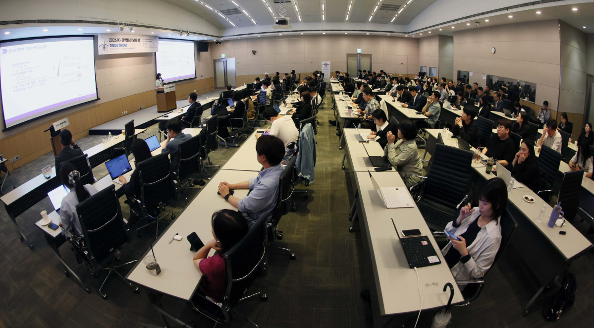 ▲신정원 분당서울대병원 피부과 교수가 20일 서울 여의도 FKI타워 컨퍼런스센터에서 열린 ‘2026 K-제약바이오포럼’에서 ‘슬기로운 탈모관리 생활-탈모 치료 A to Z’를 주제로 강연하고 있다. 이투데이는 ‘자라나라 머리머리’ 탈모인구 1000만명 시대, 삶의 질 높이는 올바른 탈모 관리를 주제로 마련한 이번 포럼을 통해 개인의 삶의 질과 연관된 탈모를 질환으로 인식하고, 의학적 접근을 통한 조기 진단과 치료 및 관리라는 패러다임의 전환을 제안한다. 또한 탈모를 개인의 고통이 아닌 공동체의 건강 이슈로 확장하고 규제와 산업이 조화를 이루는 미래 비전을 모색한다. 신태현 기자 holjjak@