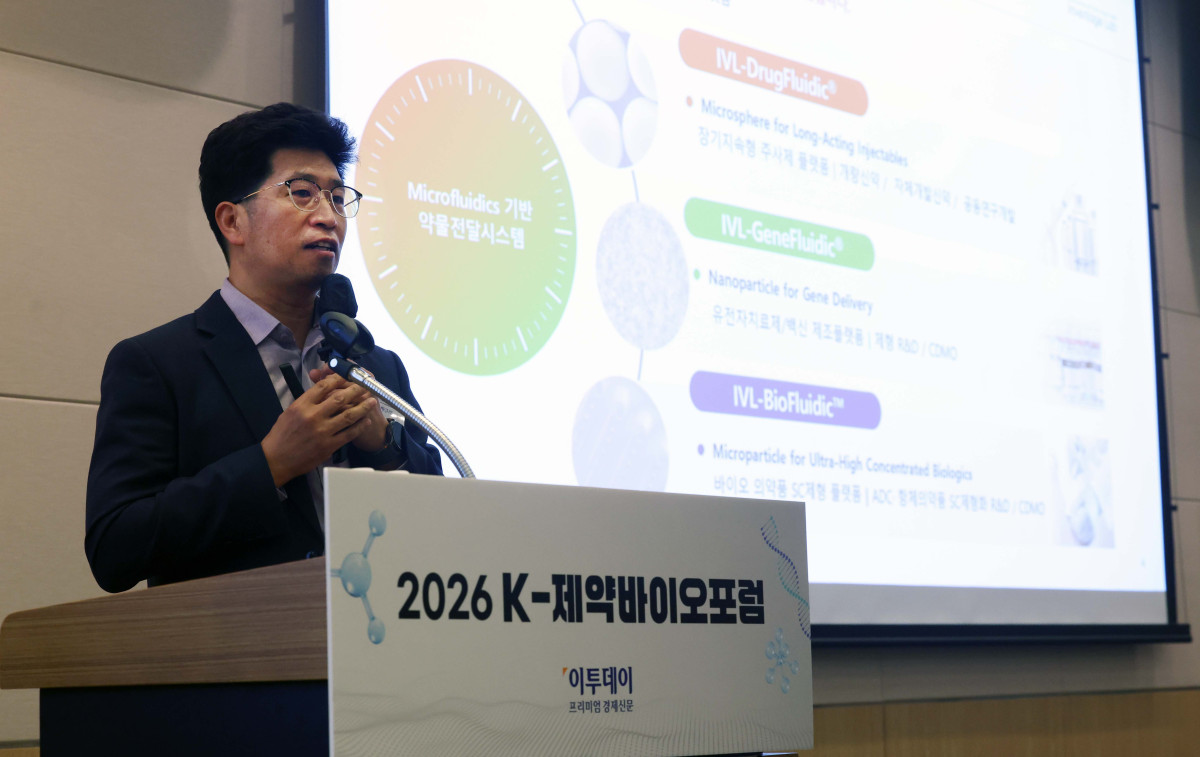▲전찬희 인벤티지랩 부사장이 20일 서울 여의도 FKI타워 컨퍼런스센터에서 열린 ‘2026 K-제약바이오포럼’에서 ‘한 번 주사로 탈모 치료 가능성 확인 : 기존 먹는 약과 비교한 첫 임상 결과’를 주제로 발표하고 있다. 이투데이는 ‘자라나라 머리머리’ 탈모인구 1000만명 시대, 삶의 질 높이는 올바른 탈모 관리를 주제로 마련한 이번 포럼을 통해 개인의 삶의 질과 연관된 탈모를 질환으로 인식하고, 의학적 접근을 통한 조기 진단과 치료 및 관리라는 패러다임의 전환을 제안한다. 또한 탈모를 개인의 고통이 아닌 공동체의 건강 이슈로 확장하고 규제와 산업이 조화를 이루는 미래 비전을 모색한다. 신태현 기자 holjjak@