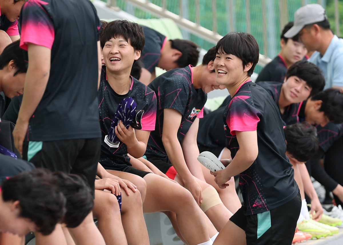 ▲아시아축구연맹(AFC) 여자 챔피언스리그(AWCL) 4강 토너먼트에 출전하는 내고향여자축구단 선수들이 19일 수원 팔달구 수원월드컵경기장 보조경기장에서 훈련 준비를 하며 미소짓고 있다. (연합뉴스)