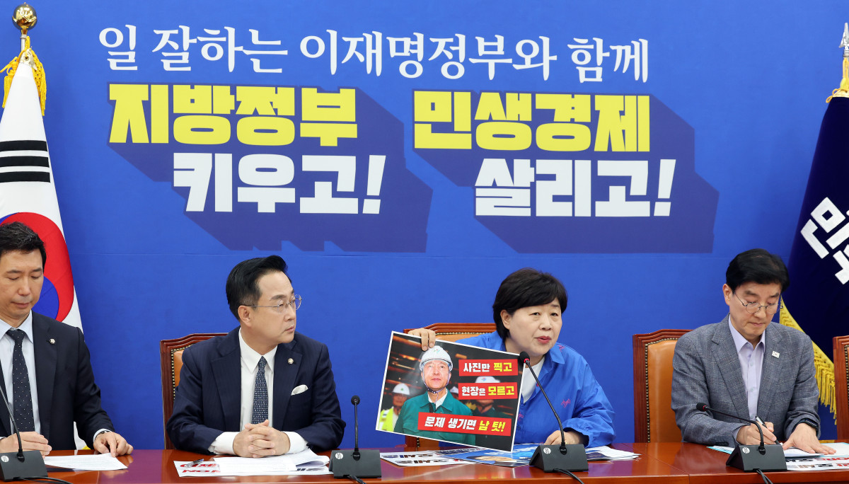 ▲더불어민주당 정원오 서울시장 후보 캠프 상임선대위원장인 서영교(오른쪽에서 두번째) 의원이 20일 국회에서 선대위 기자회견을 하고 있다. 사진=연합뉴스