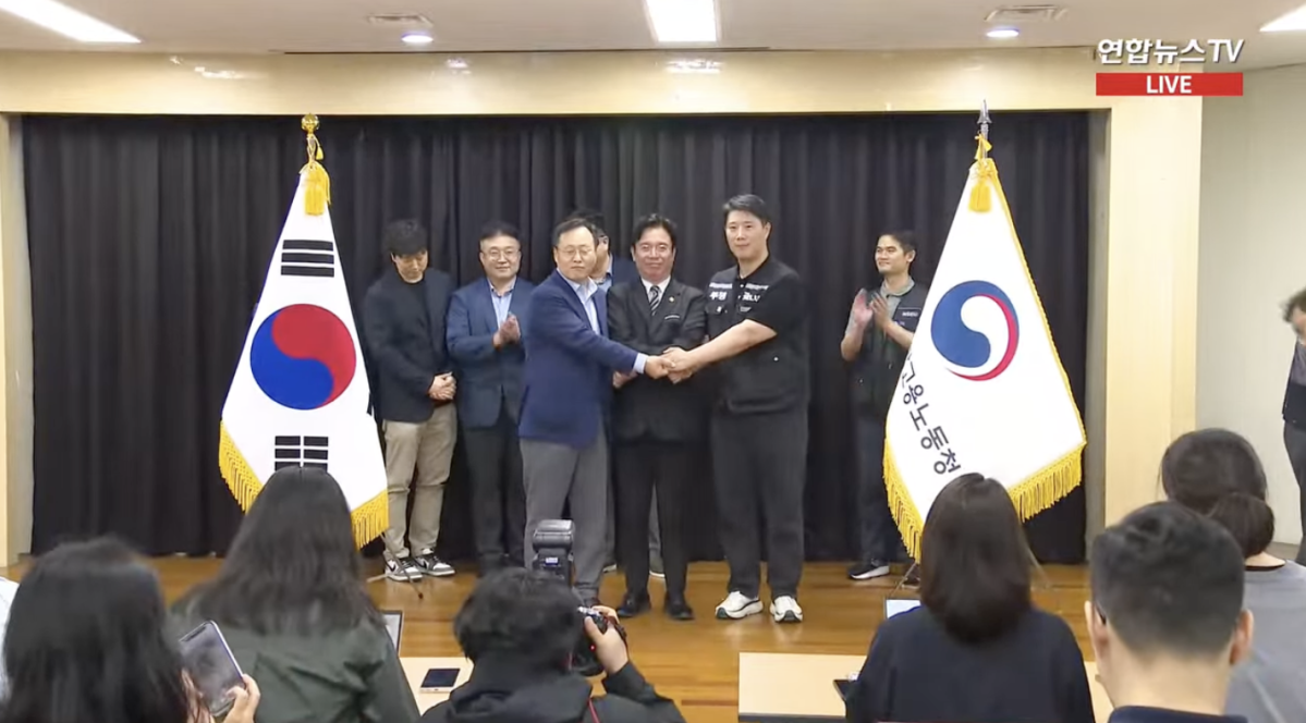 ▲여명구 삼성전자 DS(디바이스솔루션, 반도체) 피플팀장(부사장)과 김영훈 고용노동부 장관, 최승호 초기업노동조합 삼성전자 지부 위원장이 악수를 나누고 있다. (유튜브 연합뉴스TV 캡처)