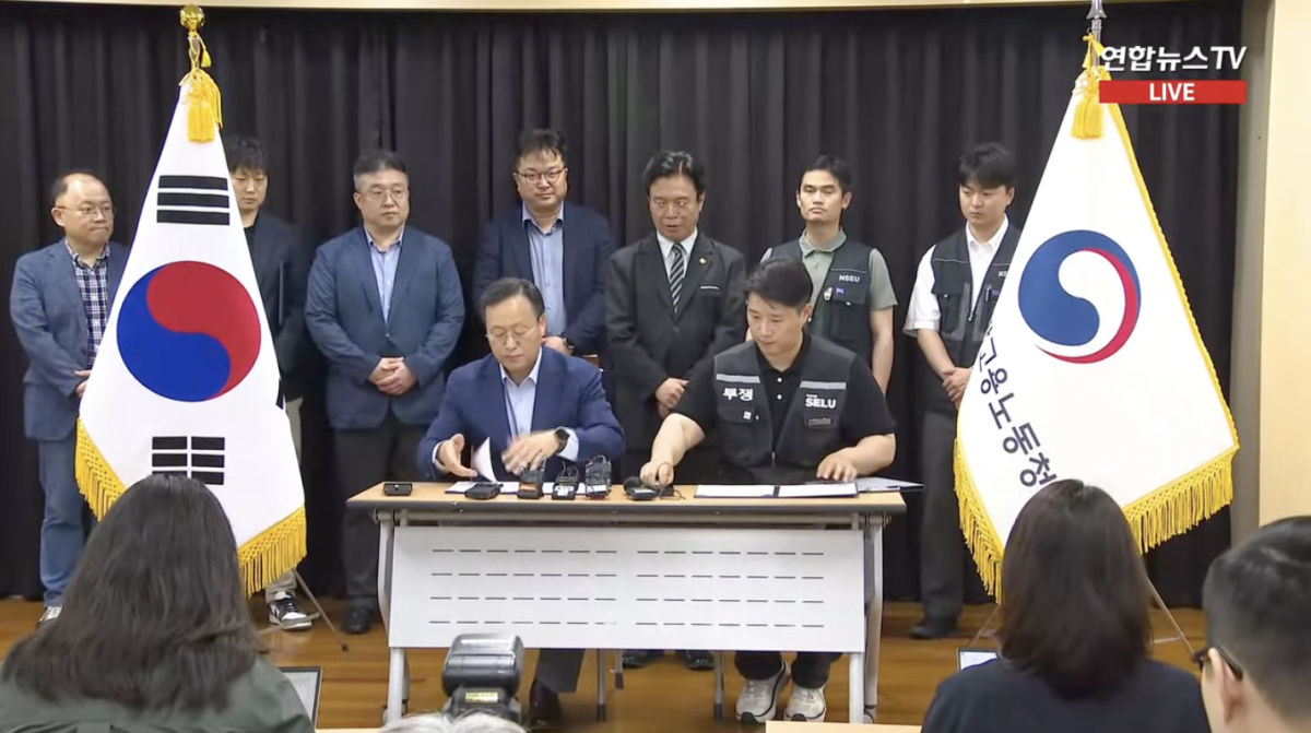 ▲여명구 삼성전자 DS(디바이스솔루션, 반도체) 피플팀장(부사장)과 최승호 초기업노동조합 삼성전자 지부 위원장이 잠정합의에 대한 서명을 진행 중이다. (유튜브 연합뉴스TV 캡처)