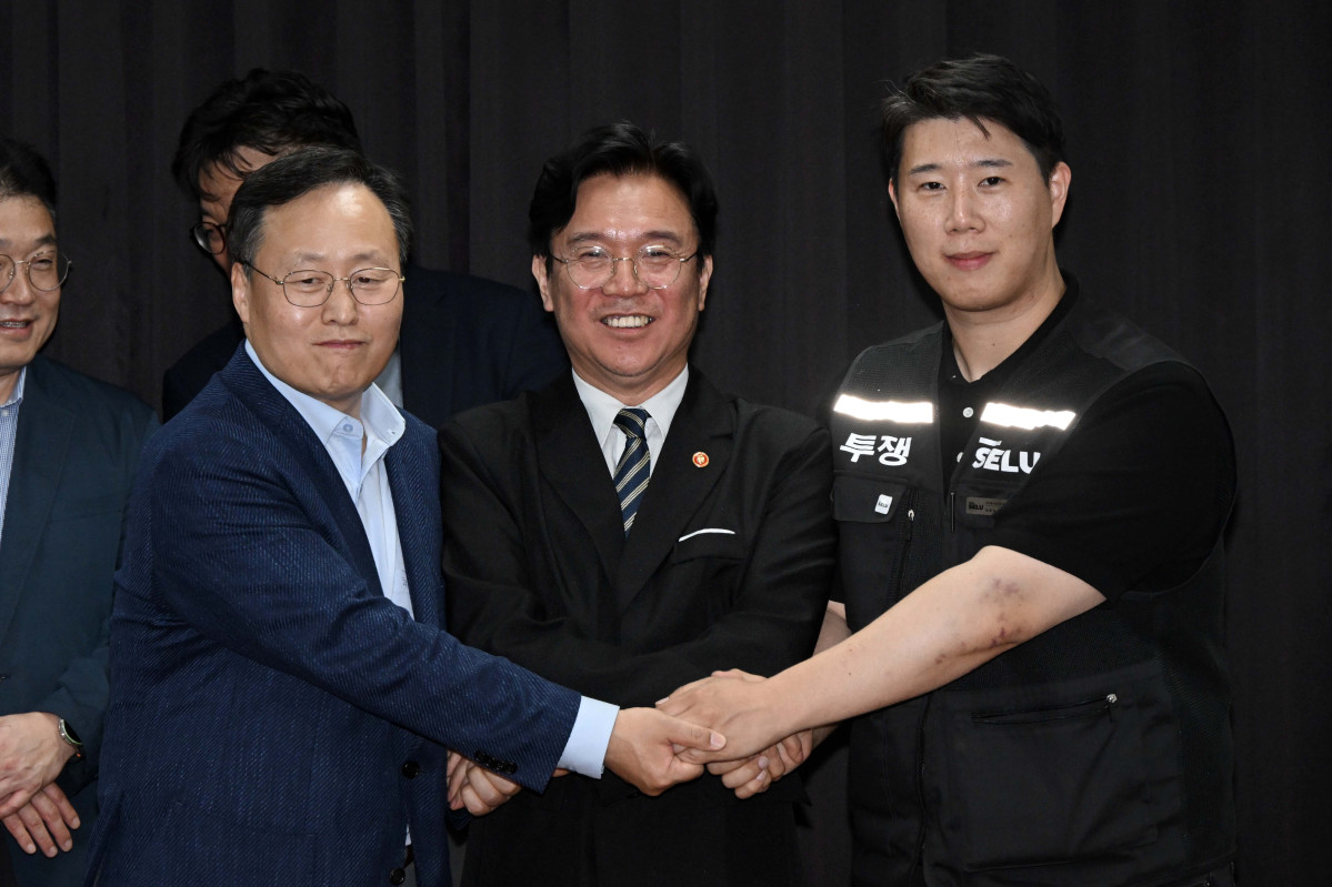 ▲20일 경기도 수원시 장안구 경기고용노동청에서 열린 삼성전자 임금협상을 마친 후 여명구 삼성전자 DS(디바이스솔루션·반도체 사업 담당) 피플팀장과 최승호 삼성그룹 초기업노동조합 삼성전자지부 위원장이 잠정 합의안에 서명한 후 김영훈 고용노동부 장관과 기념촬영을 하고 있다. (사진=연합뉴스)