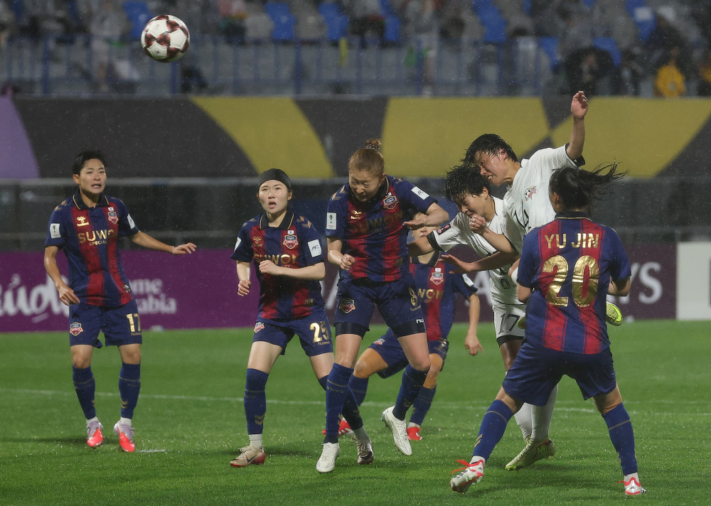▲20일 수원 장안구 수원종합운동장에서 열린 아시아축구연맹(AFC) 여자 챔피언스리그(AWCL) 4강 수원FC 위민과 내고향여자축구단의 경기. 내고향 최금옥이 헤더를 시도하고 있다. (연합뉴스)