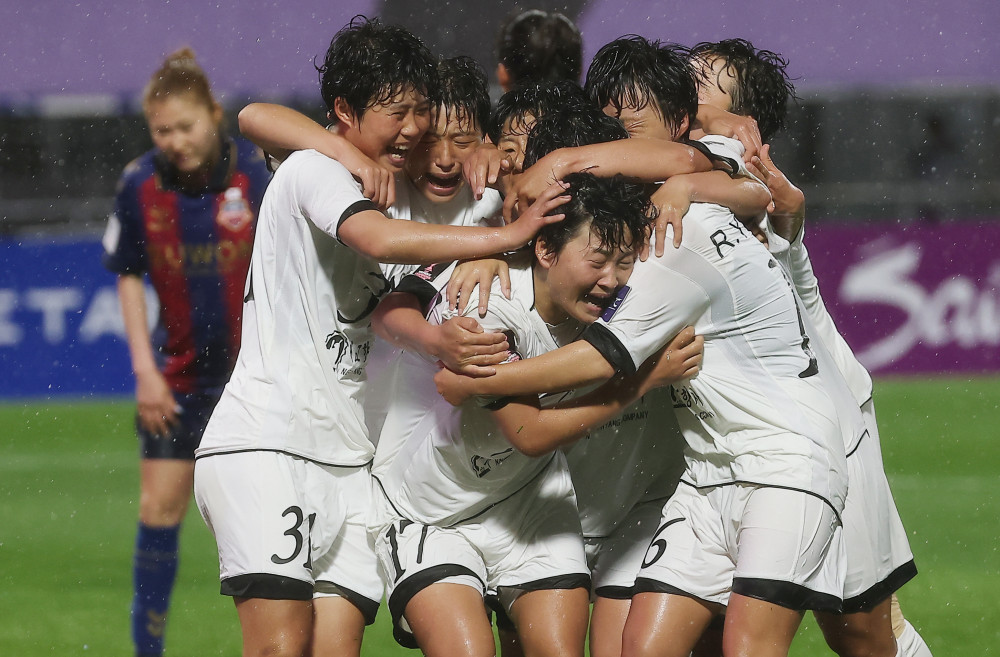 ▲20일 수원 장안구 수원종합운동장에서 열린 아시아축구연맹(AFC) 여자 챔피언스리그(AWCL) 4강 수원FC 위민과 내고향여자축구단의 경기. 내고향 김경영이 골을 넣고 동료들과 기뻐하고 있다. (연합뉴스)