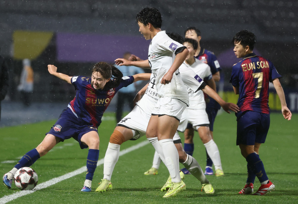 ▲20일 수원종합운동장에서 열린 아시아축구연맹(AFC) 여자 챔피언스리그(AWCL) 4강 수원FC 위민과 내고향여자축구단의 경기. 수원FC 위민 윤수정이 볼다툼을 하고 있다. (연합뉴스)