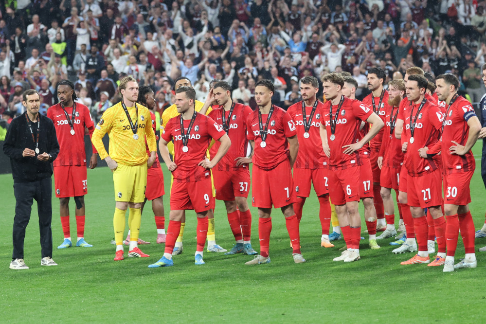 ▲프라이부르크 선수들이 20일(현지시간) 튀르키예 이스탄불에서 열린 애스턴 빌라와의 UEFA 유로파리그 결승전에서 애스턴 빌라에 패한 뒤 그라운드를 바라보고 있다. (EPA/연합뉴스)