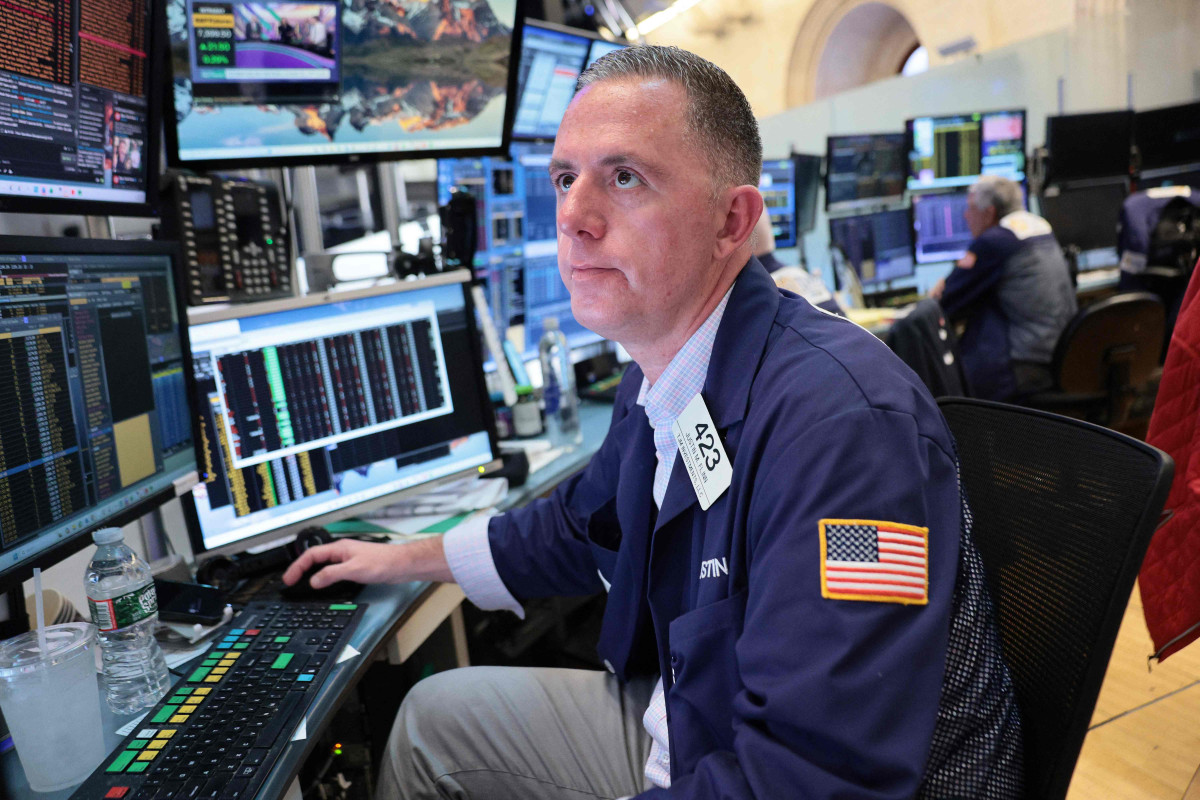 ▲<YONHAP PHOTO-0144> NEW YORK, NEW YORK - MAY 20: A trader works on the floor of the New York Stock Exchange during morning trading on May 20, 2026 in New York City. Stocks opened up rising a day after the Dow Jones dropped 300 points amid a decline in oil prices. Michael M. Santiago/Getty Images/AFP (Photo by Michael M. Santiago / GETTY IMAGES NORTH AMERICA / Getty Images via AFP)/2026-05-20 23:16:51/<저작권자 ⓒ 1980-2026 ㈜연합뉴스. 무단 전재 재배포 금지, AI 학습 및 활용 금지>