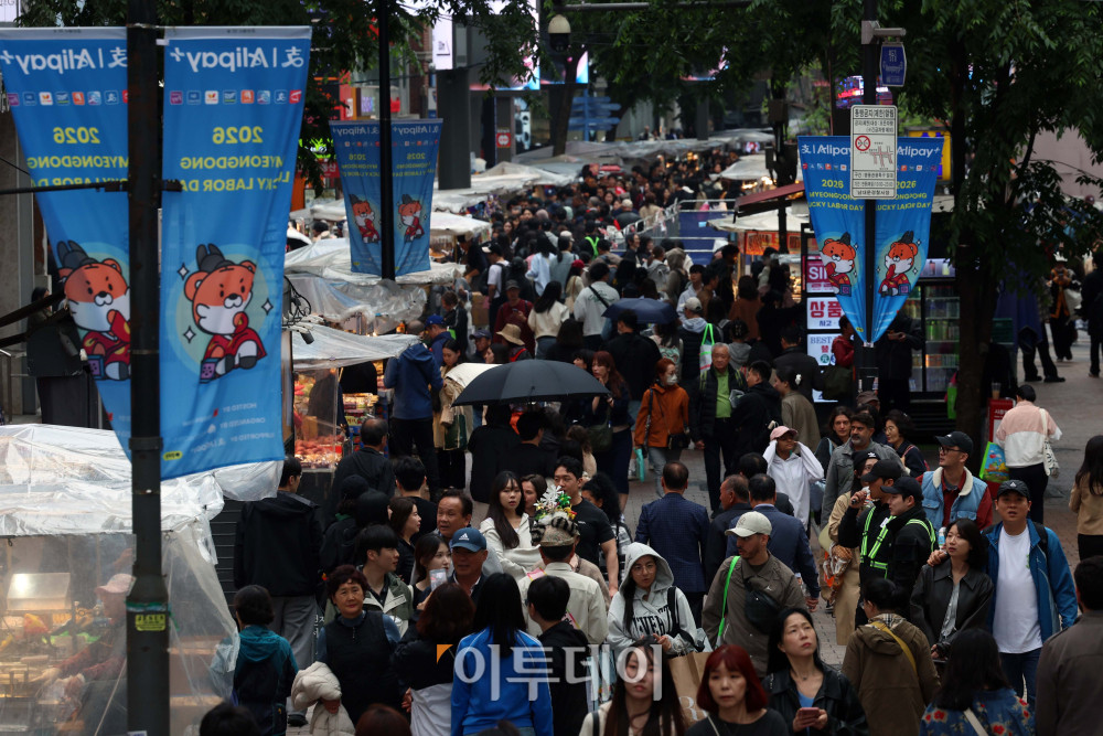 ▲최대 닷새 간의 황금연휴와 중국 노동절·일본 골든위크가 겹친 3일 서울 중구 명동 거리가 시민들과 외국인 관광객으로 붐비고 있다. 이번 연휴기간 동안 중국과 일본에서만 약 20만명이 우리나라를 찾을 것으로 예상된다. 신태현 기자 holjjak@ (이투데이DB)