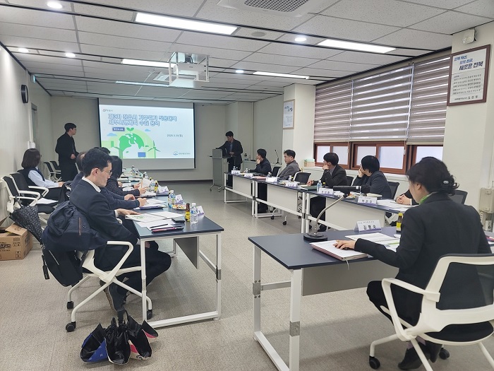 ▲정읍시가 ‘제3차 정읍시 기후위기 적응대책 세부시행계획’ 수립 용역 중간보고회를 열고 기후위기 대응 전략과 분야별 이행 과제를 논의하고 있다. (사진제공=정읍시)