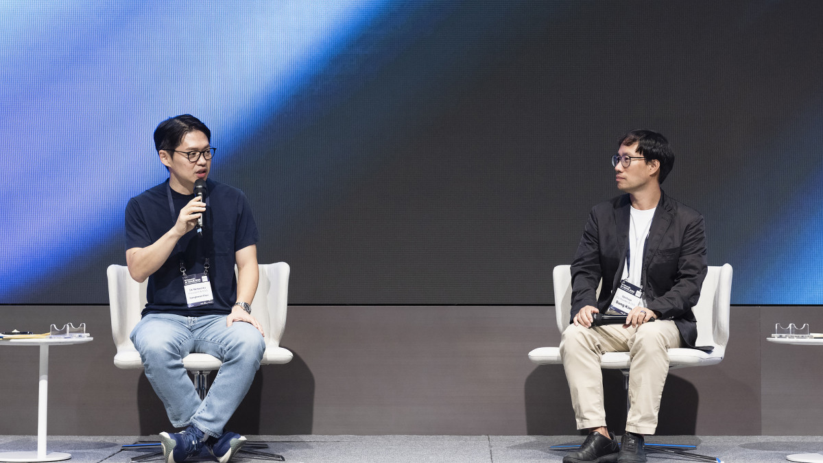 ▲SK네트웍스 AI WAVE 2025 행사장에서 최성환 SK네트웍스 사업총괄 사장과 업스테이지 김성훈 대표가 대담하고 있다. (사진=SK네트웍스)