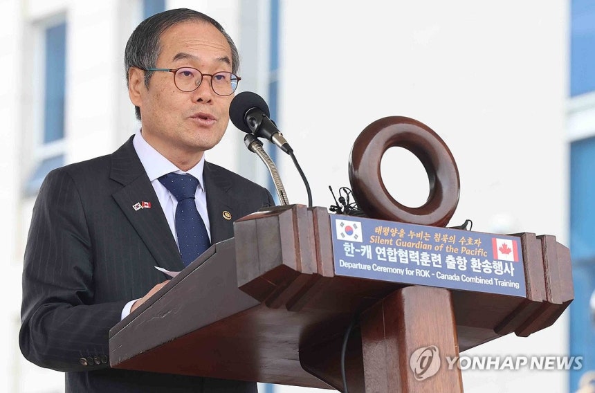 ▲이용철 방위사업청장이 3월 25일 경남 창원시 진해구 해군잠수함사령부 연병장에서 열린 '도산안창호함(SS-Ⅲ) 한국·캐나다 연합협력훈련 출항 환송 행사'에서 축사하고 있다. (연합뉴스)