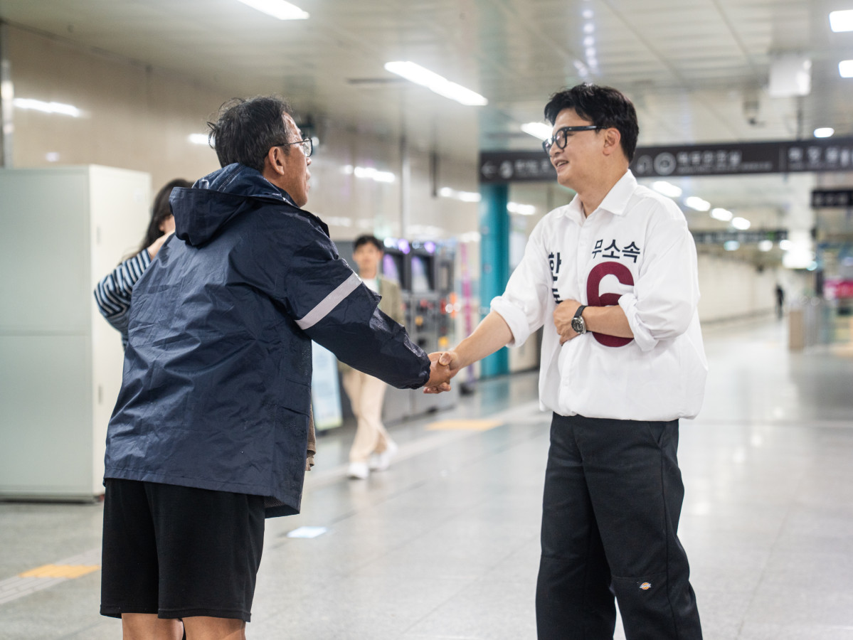 ▲한동훈 무소속 후보가 21일 새벽 부산도시철도 2호선 덕천역에서 심야 퇴근길 시민들을 만나고 있다. (사진=한동훈 후보 캠프)