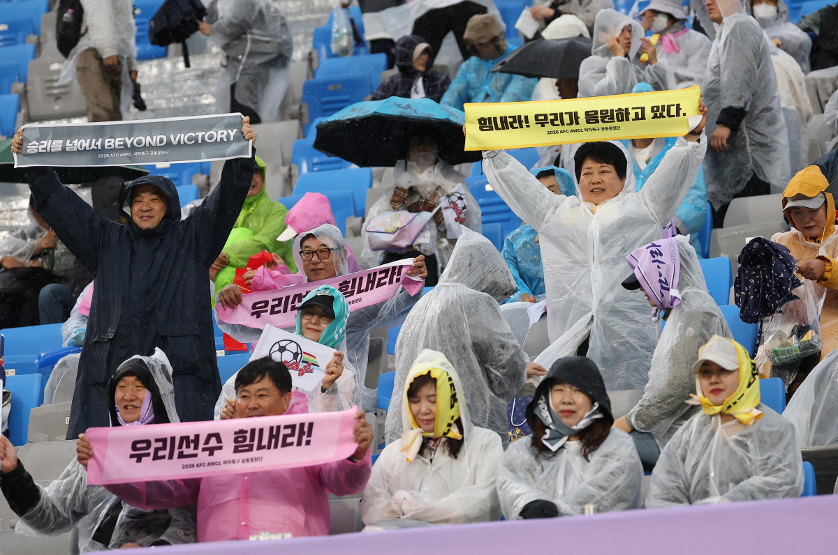 ▲20일 수원 장안구 수원종합운동장에서 열린 아시아축구연맹(AFC) 여자 챔피언스리그(AWCL) 4강 수원FC 위민과 내고향여자축구단의 경기. 여자축구 공동응원단이 응원하고 있다. (연합뉴스)