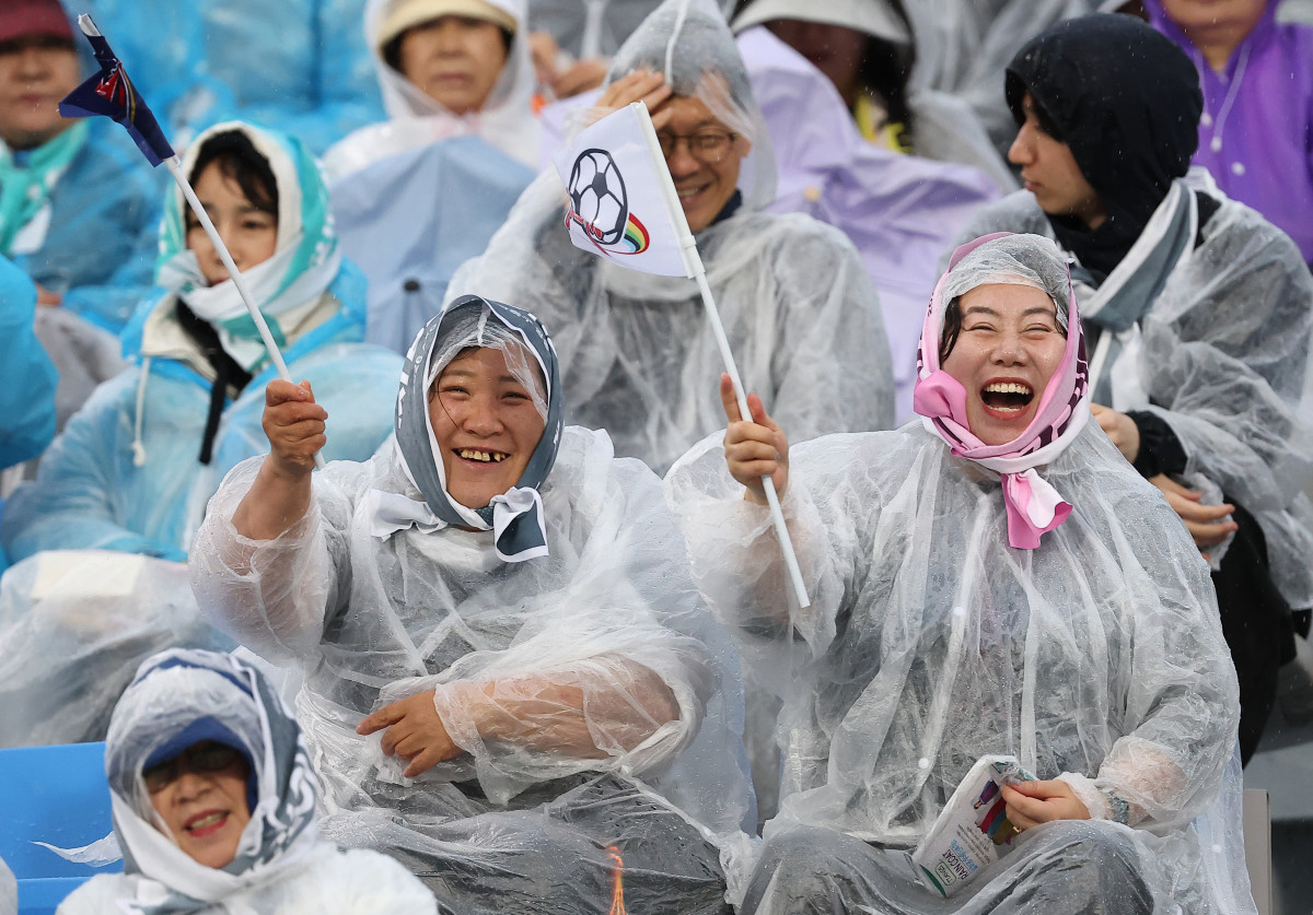 ▲20일 수원 장안구 수원종합운동장에서 열린 아시아축구연맹(AFC) 여자 챔피언스리그(AWCL) 4강 수원FC 위민과 내고향여자축구단의 경기. 여자축구 공동응원단이 응원하고 있다. (연합뉴스)