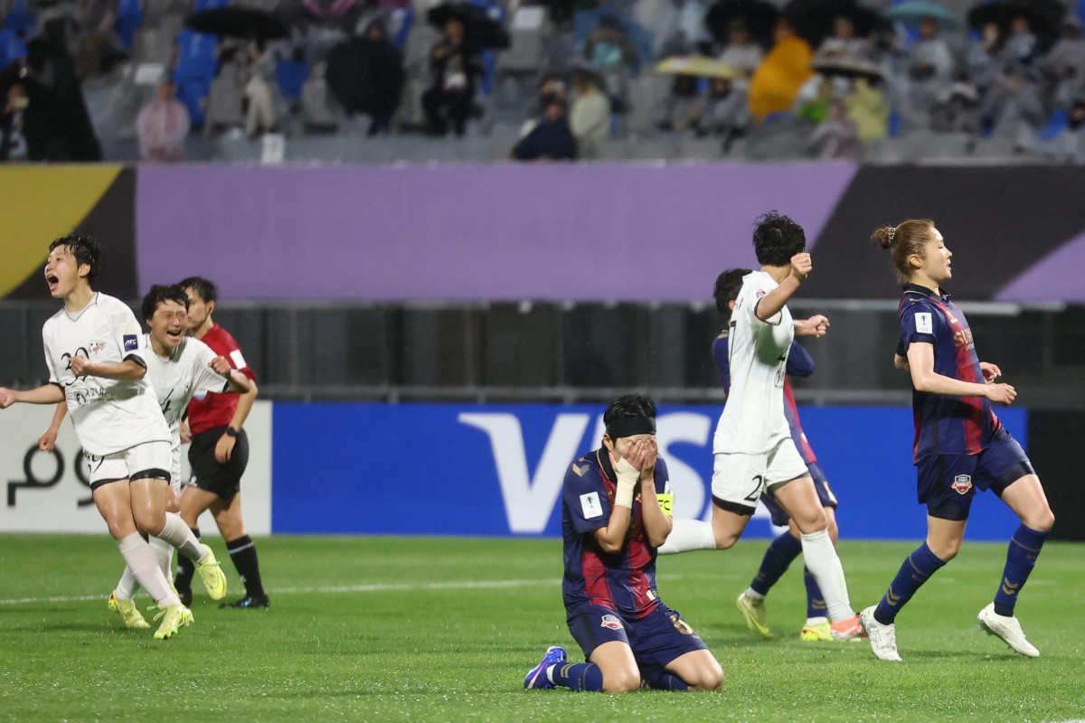 ▲20일 수원 장안구 수원종합운동장에서 열린 아시아축구연맹(AFC) 여자 챔피언스리그(AWCL) 4강 수원FC 위민과 내고향여자축구단의 경기. 수원FC의 지소연이 동점 찬스에서 페널티킥을 실축한 뒤 아쉬워하고 있다. (연합뉴스)